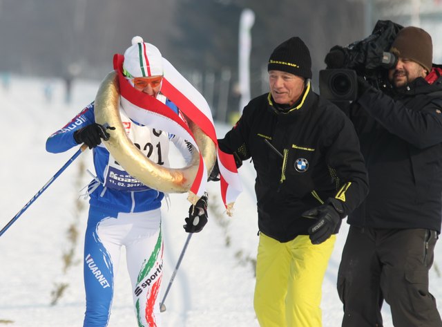 Andrea Reithmayr (Nordic Team Absam) nach der "Krönungszeremonie" von OK-Chef Sigi Joast