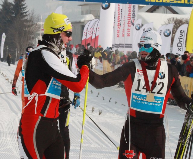 Markerade: Markus Bader (links) gratuliert dem kälte-isoliertem 25km-Sieger Alexander Wolz