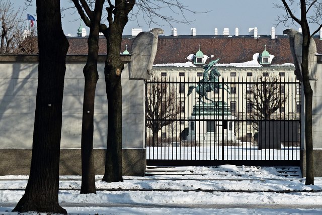 Ein Blick durch den Zaun auf den Heldenplatz, das Denkmal des Erzherzog Carl