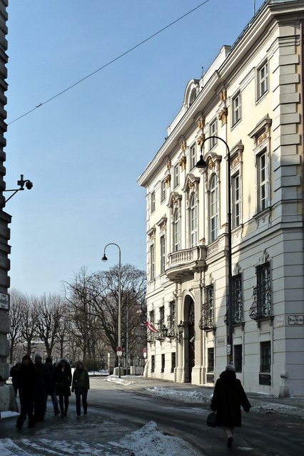 Das winterliche Bundeskanzleramt, hübsch garniert mit Maiglöckchen-Straßenlaternen