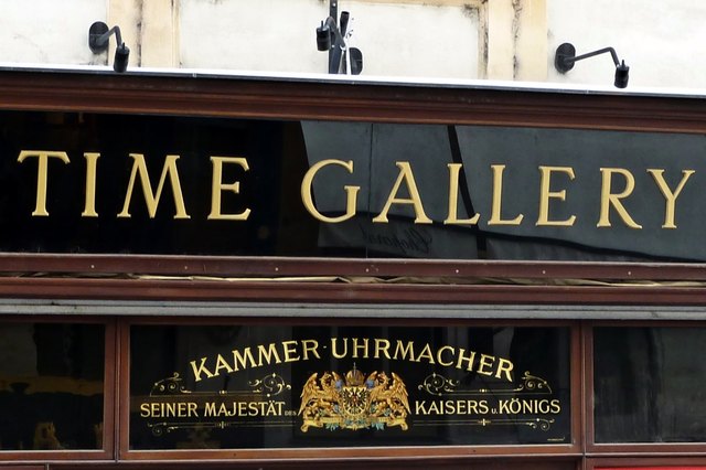 Auf dem Kohlmarkt ein kaiserlicher Uhrmacher.Leider schon geschlossen, zugesperrt! Schade um dieses Stück Geschichte!