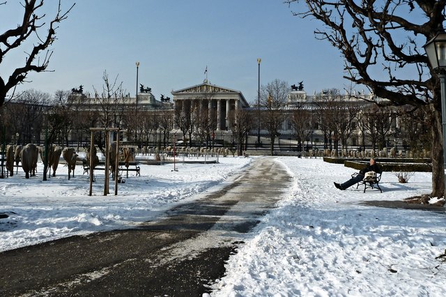 Auch ein griechischer Tempel, aber jenseits der Ringstraße, hinter dem Zaun: das Parlamentsgebäude