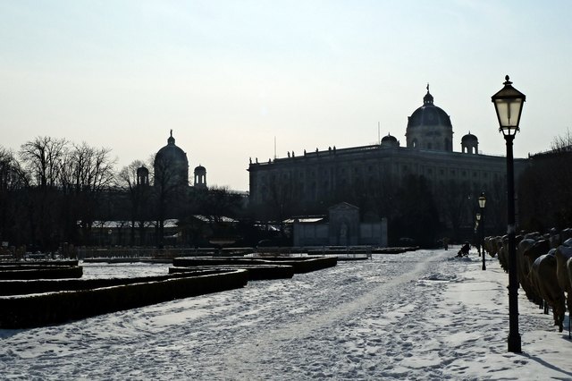 Unsere zwei großen Museen, links das Kunst-, rechts das Naturhistorische Museum, in dessen Schatten ein Denkmal von Franz Grillparzer gerade noch erkannt werden kann.