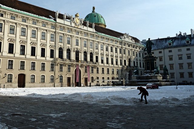 Im Burghof, Reichskanzleitrakt und Denkmal Kaiser Franz