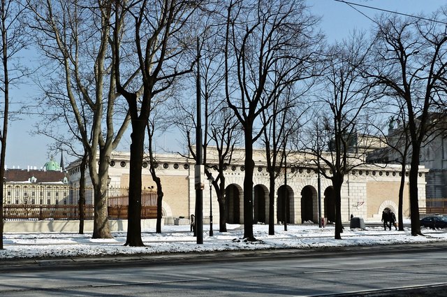 Das Neue Burgtor, vom Ring aus gesehen. Links hinten die Michaelerkuppel und der Turm der Michaeler Stadtkirche