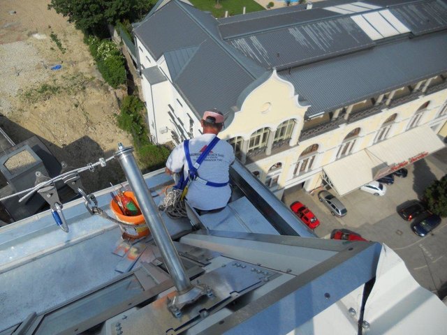 Zoran Tanic von der Firma Dach-Baumgartner bei seiner Arbeit über den Dächern von Wien - in 40 Metern Höhe | Foto: Dach-Baumgartner