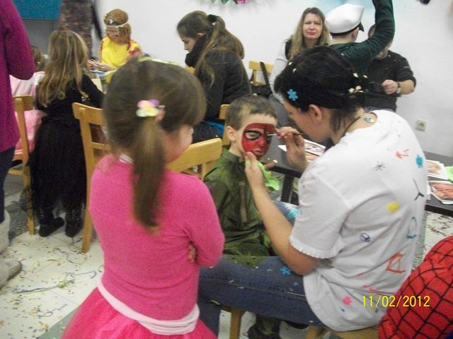 Elternvereinsmütter schminkten die Kinder