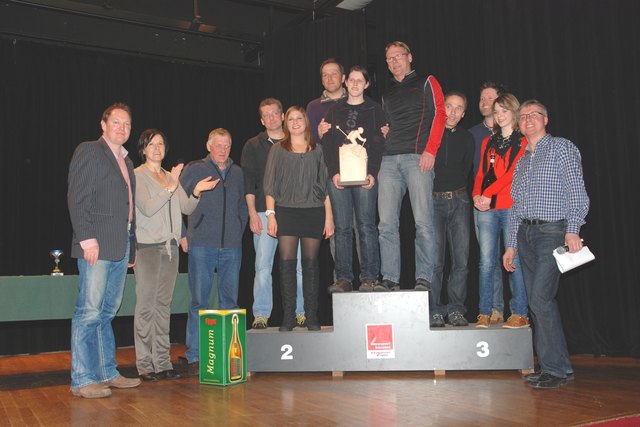 Pokalspender Jochen Kracher, Sportreferentin Maria Braito, die Weilersieger Erpfendorf/Wald (2.Platz), Jageregg (1.Platz), Erpfendorf/Dorf (3.Platz) und WSV Obmann Sepp Bichler bei der Siegerehrung vom 1. Kirchdorfer Gemeindeskitag im Dorfsaal | Foto: Bild © HP Widmann