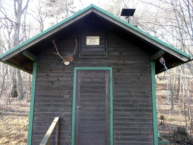 Die harmlose Waldhütte beim Badener Lindkogel - auf etwa 540m Seehöhe