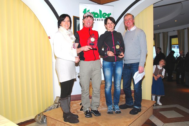 Die Clubmeister vom WSV Kirchdorf Fabian Kals und Elisabeth Zwicknagl mit Gemeinde-Sportreferentin Maria Braito (li.) und WSV-Obmann Sepp Bichler (re.) bei der Siegerehrung im Hotel Alphof | Foto: Bild © HP Widmann