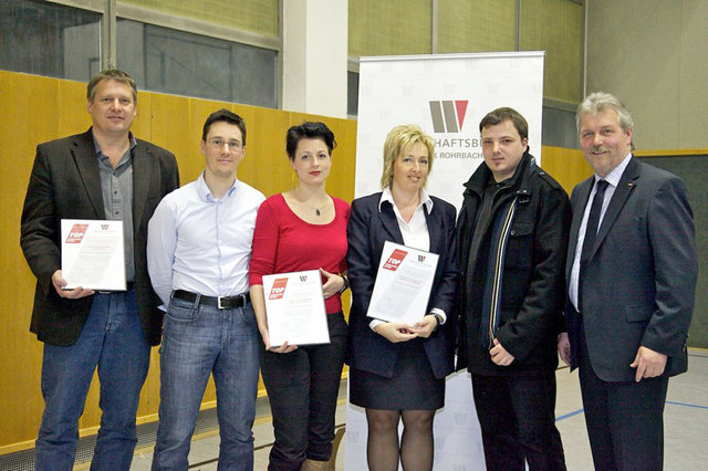 Wirtschaftsbund-Bezirksobmann Herbert Mairhofer gratuliert den neuen Top-Ausbildungsbetrieben: Max Mayr (Installation Putzleinsdorf), Ralph und Bettina Hehenberger (Friseur Team Hehenberger), Margarethe Hackl und Peter Falkner (Global Hydro Energy aus Hofkirchen).