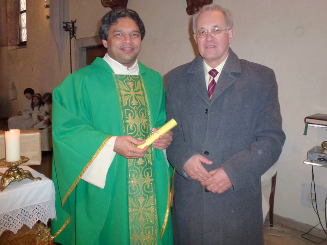 Steyreggs Bürgermeister Josef Buchner schrieb Pater Peter Mangatt, der nach Indien zurückgeht, zum Abschied ein nettes Gedicht mit dem Titel „Der Petersplatz in Steyregg“.