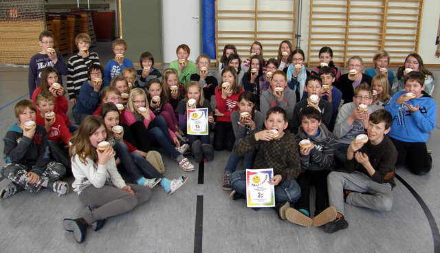 Die Halbjahressieger aus der 1b und 2c Klasse lassen sich die Faschingskrapfen von der Bäckerei Oberngruber gut schmecken
