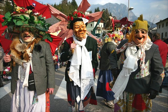Anfang des 17. Jahrhunderts brachten Ausseer Arbeiter den Brauch nach Ebensee.