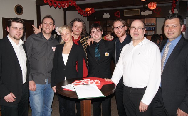 Die Künstler nehmen Gratulationen entgegen, von Andreas Pum (ganz rechts) und Veranstalter Franz Mühlberghuber (2.v.re.) | Foto: Koranda