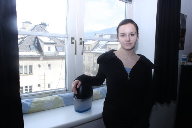 "In so was muss ich wohnen", beschwert sich Jasmin, ihre Hand liegt auf dem Luftentfeuchter. Vor dem Fenster liegt eine Abdeckung