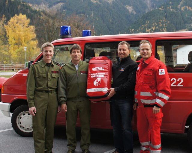 Erste Hilfe Beauftragter Andy Eder, Kdt. Christian Sporer, Gönner Thomas Geisler und Bezirksrettungskdt. Michael Knauer (v.l.). | Foto: Zoom-Tirol