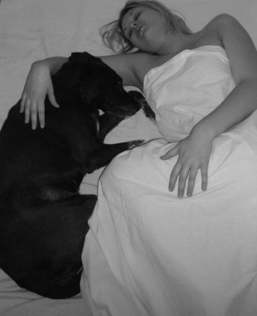 Lieblingsbeschäftigung meiner ungarischen Hündin: Ankuscheln und schlafen.