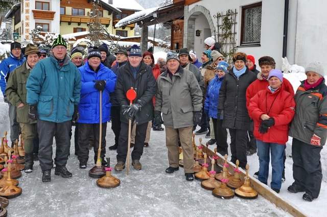 Der Pensionistenverband Hallstatt/Obertraun mit Obmann Rudi Höll veranstaltete am Dienstag, 7.2.2011 ein Eisstockschießen in Hallstatt. Vierunddreißig PensionistenInnen schossen auf der Hirlatz-Eisbahn im Echerntal bei -10 Grad um die Ehre, ein Essen und um ein Bier. Die Schützen mit Moar Willi Kramer gewannen 3:2. Bei der Bierkehre war Moar Josef Niedermayr mit seinen Schützen erfolgreich. In der warmen Gaststube im Gasthaus Hirlatz war man sich dann wieder einig und alle verbrachten noch einen vergnüglic