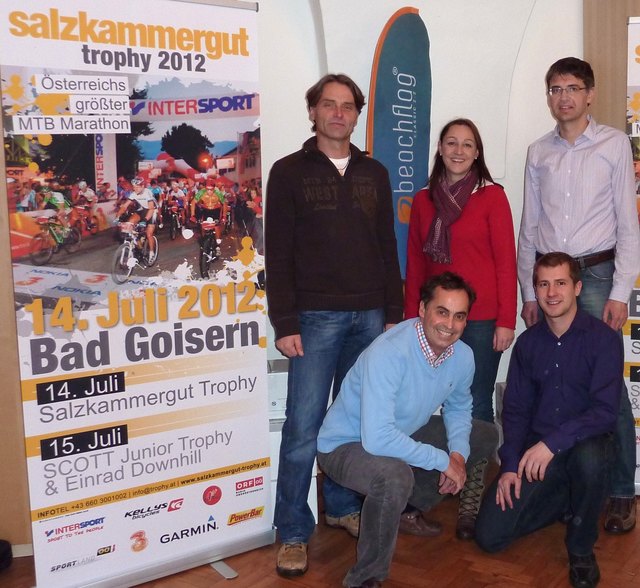 Bernhard Höll, Pamela Binder, Martin Huber (stehend, v.l.n.r.), Wolfgang Aigner und Lukas Pilz (v.l.n.r.)