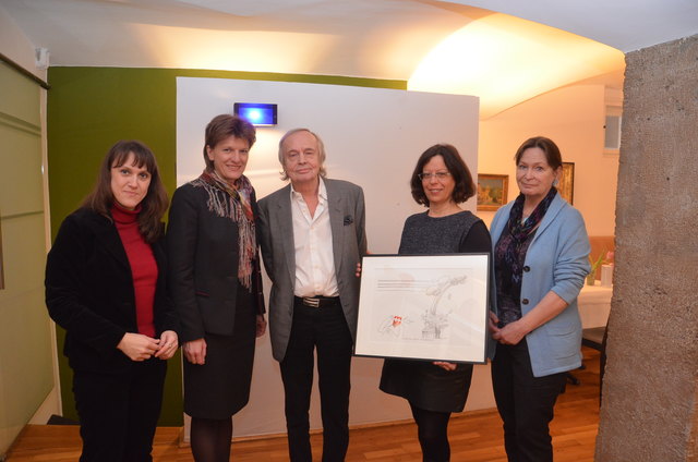 Ein Bild für Südwind: Regionalstellenleiterin Andrea Sommerauer, Bürgermeisterin Christine Oppitz-Plörer, Künstler Dietmar Kainrath, Obfrau Heidi Unterhofer und Vorstandsmitglied Hanne Mitterstieler.