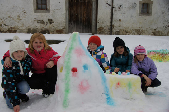 Stolz zeigen Hannah Manzenreiter, Kerstin Neißl, Lena Enzenhofer, Christina  Huttegger und Verena  Hainy auf ihre Schneeburg.