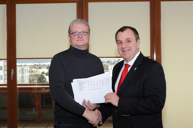 Stadtchef Rupert Dworak gratuliert Finanzstadtrat Peter Spicker zum Schuldenabbau.
