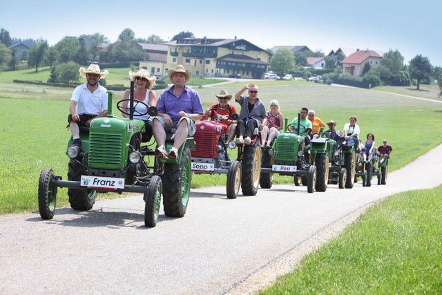 Auch Spaß muss sein: Rundfahrten durch die Seelentium-Region mit alten Steyr-Traktoren | Foto: Seelentium Pressedienst