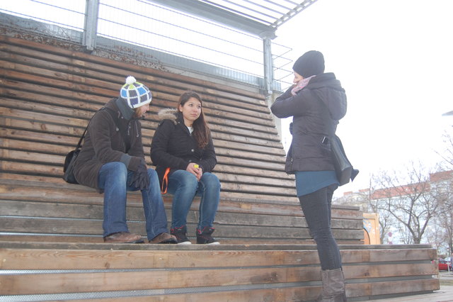 Die Tribüne im Steinbauerpark ist ein beliebter Treffpunt für Jugendliche. Melanie Schandl und Annelies Larcher im Gespräch mit Jessica, die auf einen Freund wartet.