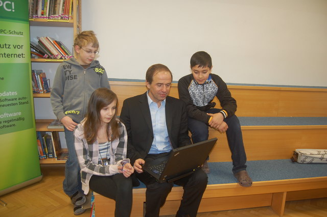Peter Hermann von Microsoft informiert Markus, Xenia und Gurpreet über die Gefahren im Internet.