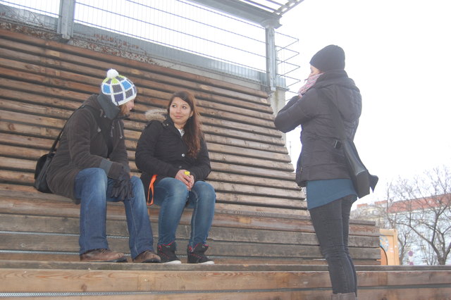 Die Tribüne im Steinbauerpark ist ein beliebter Treffpunt für Jugendliche. Melanie Schandl und Annelies Larcher im Gespräch mit Jessica, die auf einen Freund wartet.