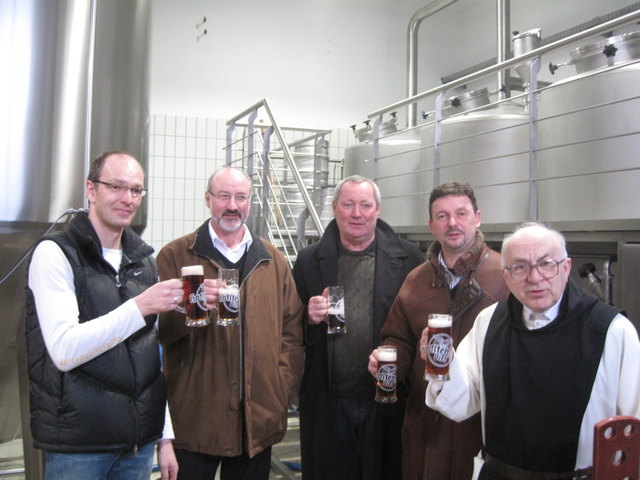 Brauherr Abt Marianus (r.) segnete die neue Anlage und lud zur Premieren-Verkostung: V. l.: Peter Krammer, Walter Flad, Richard Hackl und Bürgermeister Roland Pichler. | Foto: Privat
