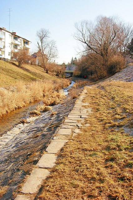 Hier dienen die Grabsteine auf makabere Art und Weise zur Uferverbauung des Liesingbaches!!