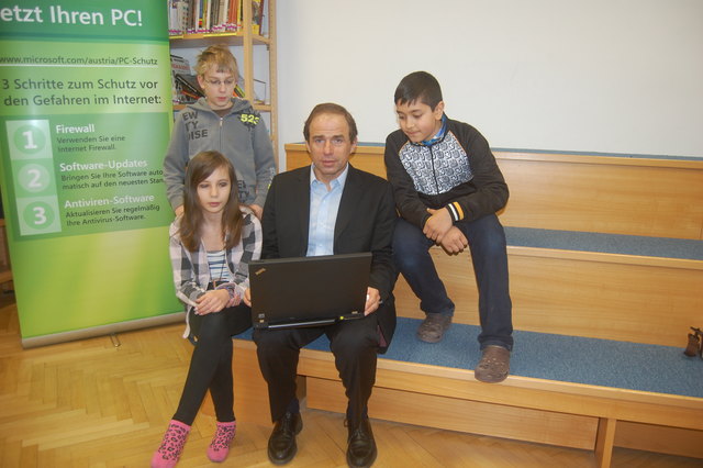 Peter Hermann von Microsoft informiert Markus, Xenia und Gurpreet über die Gefahren im Internet.