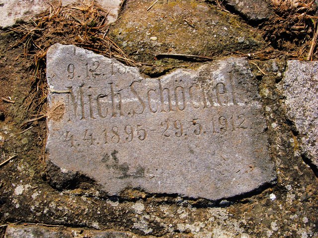 Unwürdig entsorgt und verbaut wurde dieser Grabstein am Treppelweg beim Liesingbach!