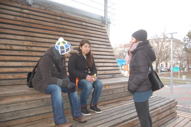 Die Tribüne im Steinbauerpark ist ein beliebter Treffpunt für Jugendliche. Melanie Schandl und Annelies Larcher im Gespräch mit Jessica, die auf einen Freund wartet.