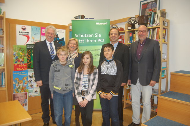Bezirksschulinspektor Martin Kirchmayer, Fachinspektorin für Pflichtschulen des Stadtschulrats Claudia Ischepp, Peter Hermann (Public Sector manager von Microsoft), Schuldirektor Franz Hartmann mit den Schülern Markus, Xenia und Gurpreet.
