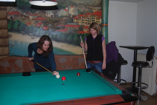 Im Café Blue Berry in der Steinbauergasse treffen sich die Jugendlichen gerne zum Billardspielen. Die Streetworkerinnen spielen ab und zu mit.