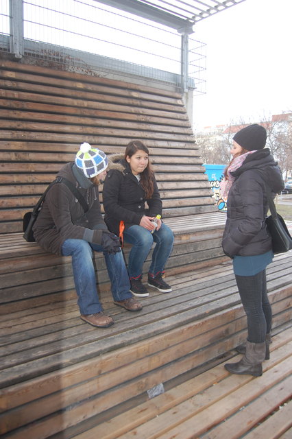 Die Tribüne im Steinbauerpark ist ein beliebter Treffpunt für Jugendliche. Melanie Schandl und Annelies Larcher im Gespräch mit Jessica, die auf einen Freund wartet.