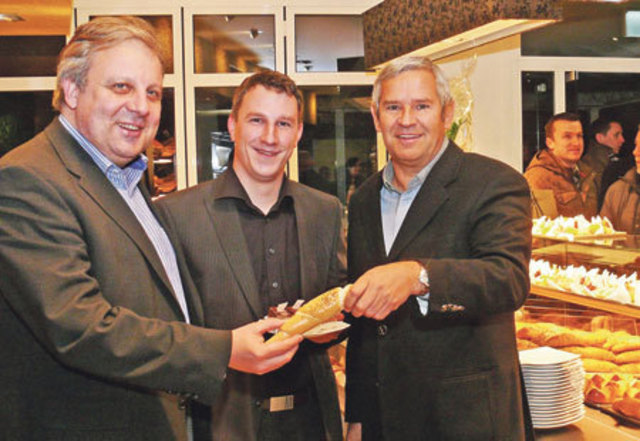 Zur Eröffnung seines Kaffeehauses begrüßte Phillip Birchbauer (Mi.) auch Bürgermeister Werner Gutzwar und Harald Fischl
