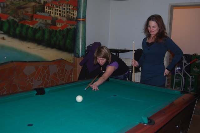 Im Café Blue Berry in der Steinbauergasse treffen sich die Jugendlichen gerne zum Billardspielen. Die Streetworkerinnen spielen ab und zu mit.