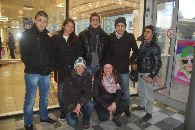 Ein beliebter Treffpunkt von Jugendlichen ist die Arcade Meidling bei der Philiadelphiabrücke. Spontan stellten sie sich für ein Foto mit den Streetworkerinnen Melanie Schantl und Annelies Larcher zur Verfügung.