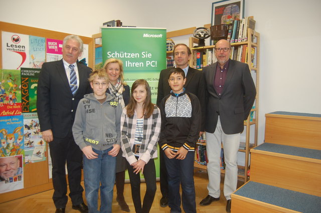 Bezirksschulinspektor Martin Kirchmayer, Fachinspektorin für Pflichtschulen des Stadtschulrats Claudia Ischepp, Peter Hermann (Public Sector manager von Microsoft), Schuldirektor Franz Hartmann mit den Schülern Markus, Xenia und Gurpreet.