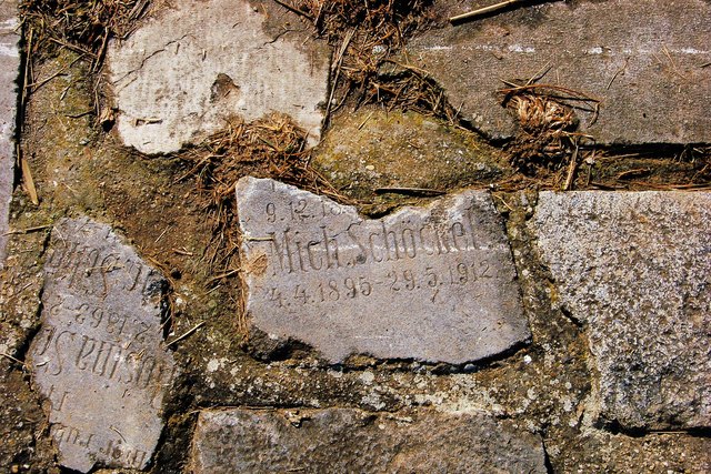 Tote haben Ehre verdient! Können Grabsteine die so verbaut wurden, Ehre zeigen??