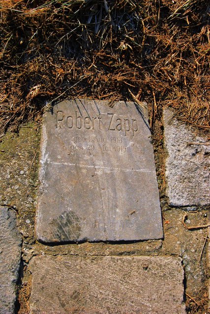 Ehret die Toten, aber so sollten Grabsteine nicht verbaut werden!