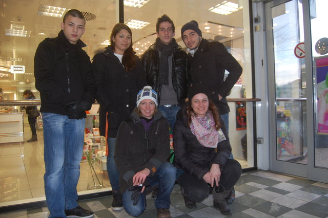 Ein beliebter Treffpunkt von Jugendlichen ist die Arcade Meidling bei der Philiadelphiabrücke. Spontan stellten sie sich für ein Foto mit den Streetworkerinnen Melanie Schantl und Annelies Larcher zur Verfügung.