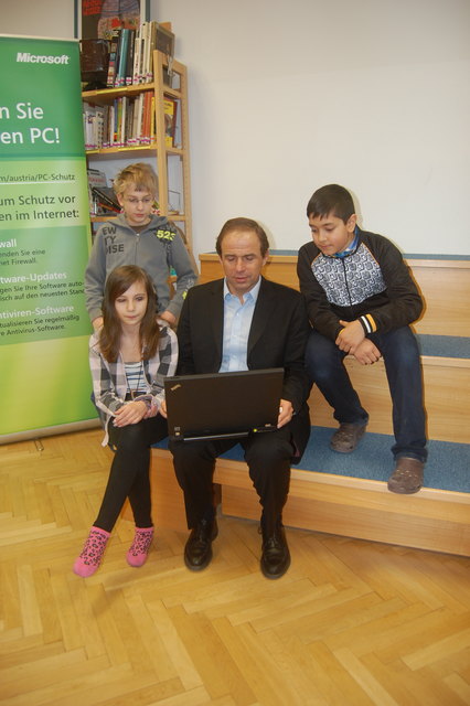 Peter Hermann von Microsoft informiert Markus, Xenia und Gurpreet über die Gefahren im Internet.