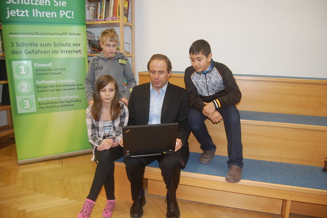 Peter Hermann von Microsoft informiert Markus, Xenia und Gurpreet über die Gefahren im Internet.