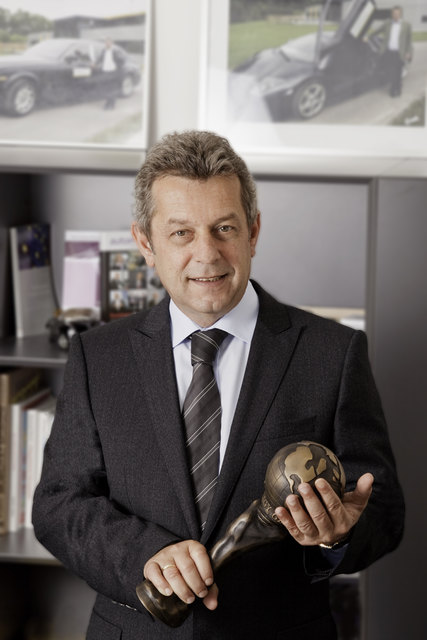 AMV-Networks-Geschäftsführer Raimund Wagner mit dem Energy Globe des Landes Oberösterreich, als Vorreiter im Bereich Emissionseinsparung im Straßenverkehr. | Foto: AMV