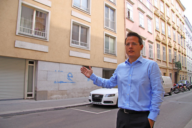 Anrainer Johann Sebastian Kann vor dem künftigen Lokal. „Die doppelte Abstimmung im Bauausschuss ist sehr bedenklich.“